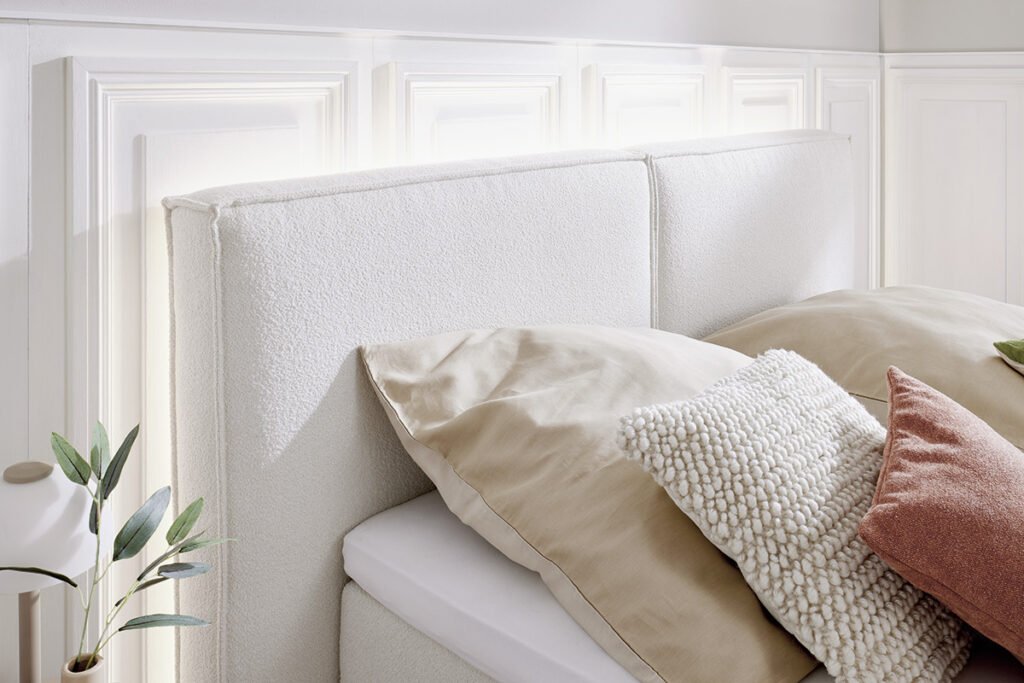 Boxspringbett, Stoff Weiß, mit dezenter Beleuchtung am Kopfteil, Nahaufnahme