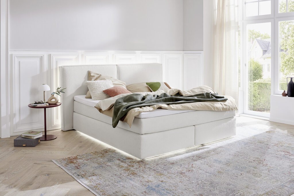 Boxspringbett, Stoff Weiß, mit dezenter Beleuchtung am Kopfteil und unter dem Bett