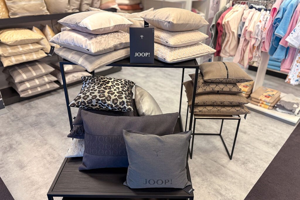 Verschiedene Kissenhüllen von JOOP! in Beige, Braun und Anthrazit