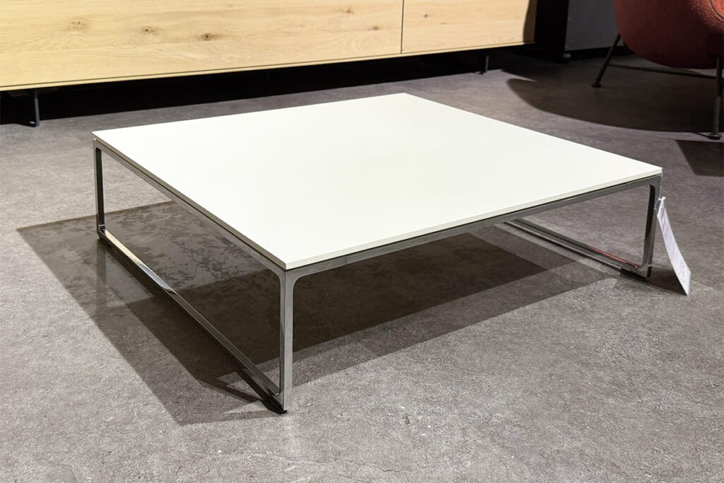 Couchtisch, Lack Kristallweiß, Metallgestell verchromt