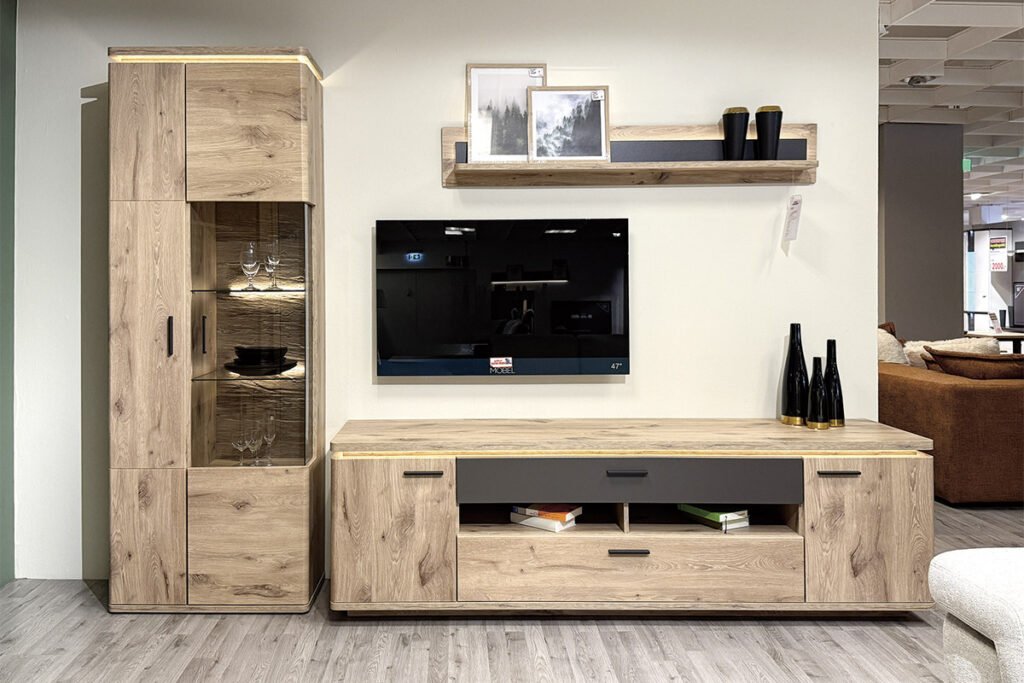 Wohnkombination Viking Oak tiefgezogen, Absetzung Anthrazit, bestehend aus Vitrine, Lowboard und Wandboard