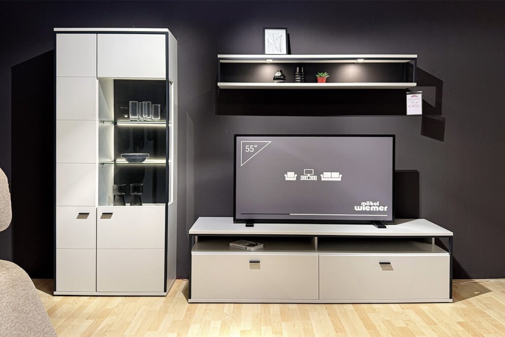 Wohnkombination Lack Modem White, Absetzung Schwarzgrau Nachbildung, bestehend aus Vitrine, Lowboard und Wandboard