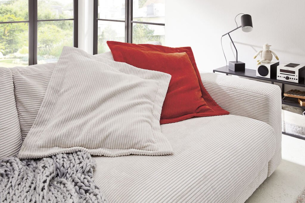 Sofa, Snow White, Bezug Cord, Kissen Weiß und Orange