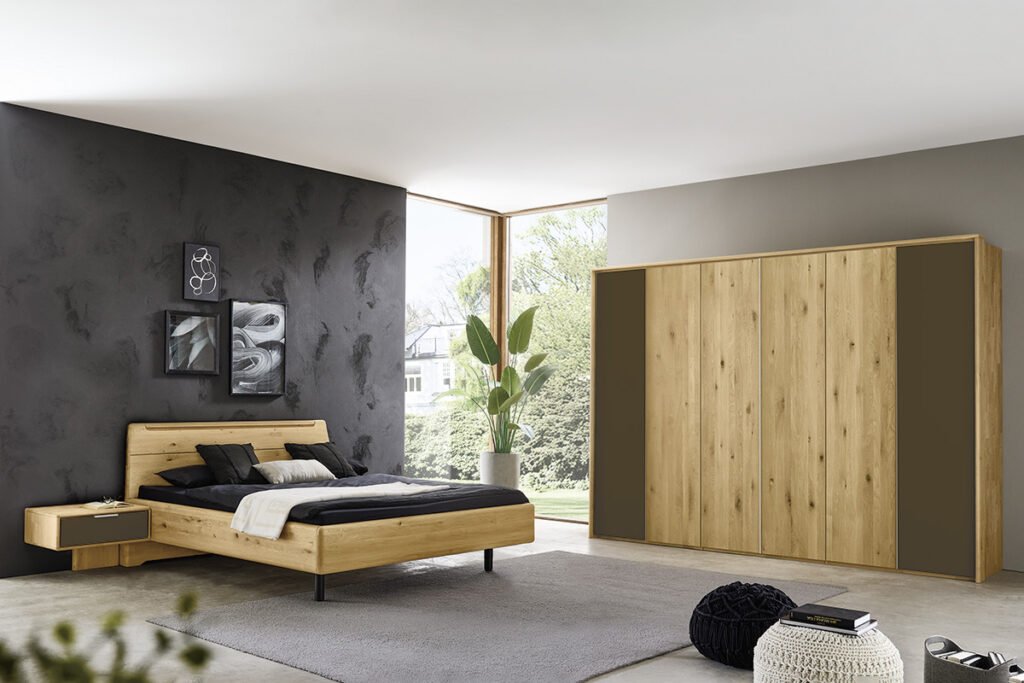 Schlafzimmer Wildeiche massiv, Akzent Mattglas Bronze, bestehend aus Drehtürenschrankund Doppelbett mit 2 Nachtkonsolen