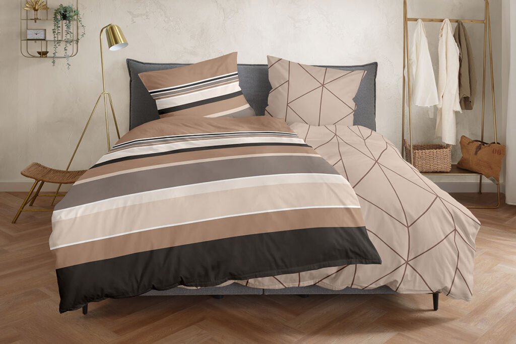 2 versch. Bettwäschen, links braun/beige gestreift, rechts Beige mit braunem geometrischem Muster