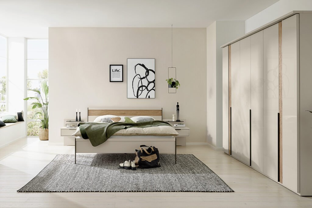 Schlafzimmer Champagner-Dekor, Glasfront Champagner, Absetzung Riffholz massiv, bestehend aus Bettgestell, Drehtürenschrank, Nacht- konsolen und Paneel.
