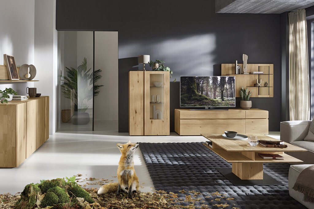Wohnkombination Kerneiche natur massiv gebürstet, bestehend aus Vitrine, Lowboard und Wandpaneel, Couchtisch und Sideboard