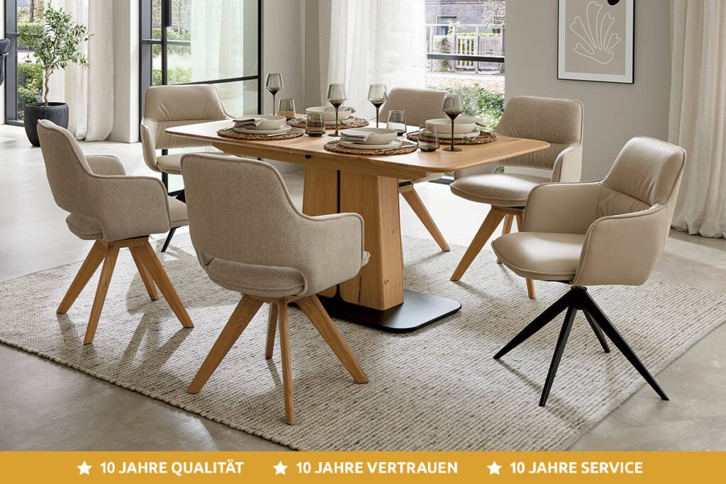 Essgruppe, Eiche massiv, Bezug Stoff Beige, bestehend aus Ausziehtisch und 6 Armlehnstühlen mit Stativgestell.