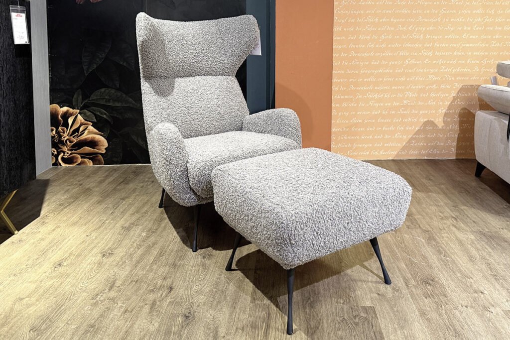 Sessel, Stoff Grau, Füße Kunststoff Schwarz, inklusive Hocker
