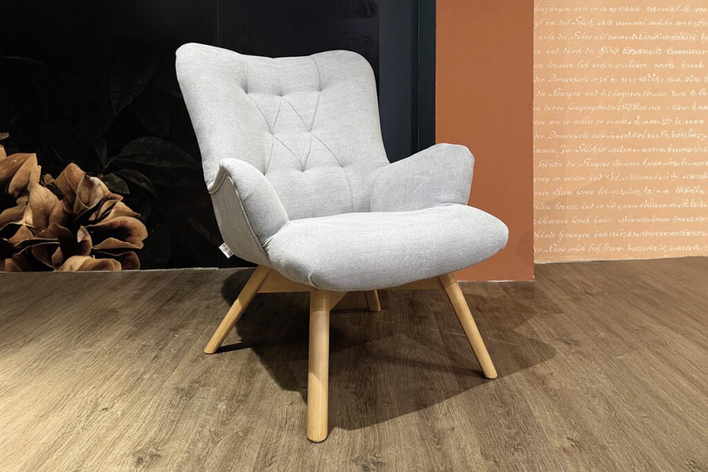 Sessel, Strukturstoff Grau, Holzfüße Natur