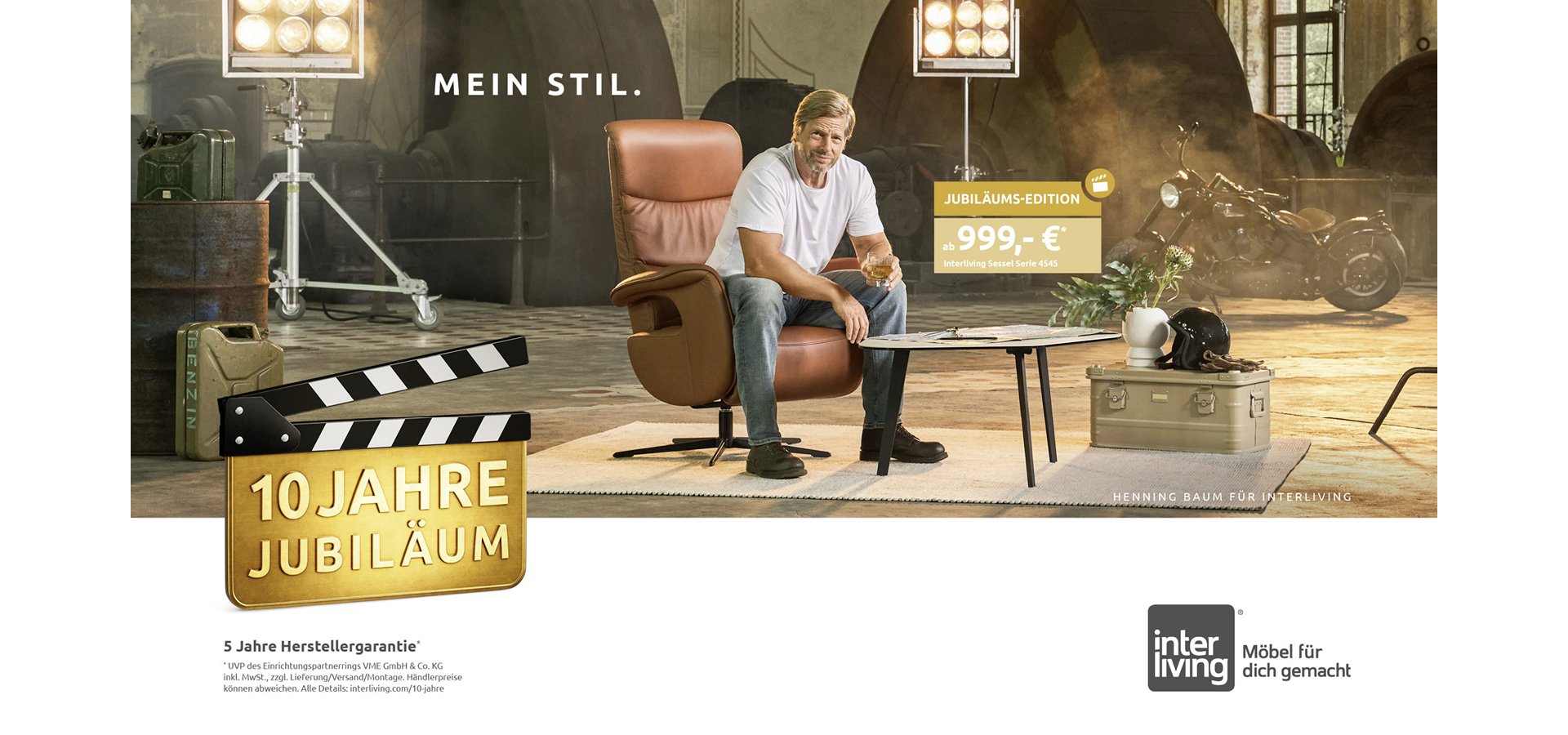 10 Jahre Interliving Jubiläum. Henning Baum sitzt im Sessel – mein Stil
