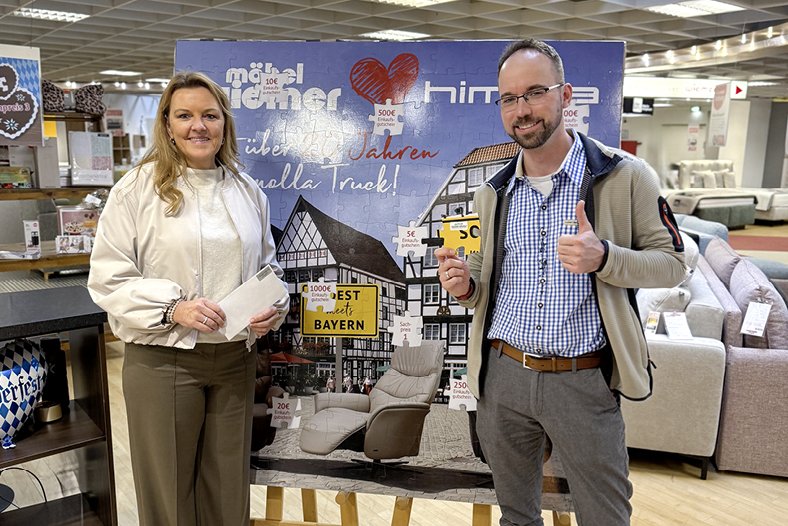 Gewinnerin Puzzleteil-gewinnspiel mit Geschäftsführer Christian Kanne